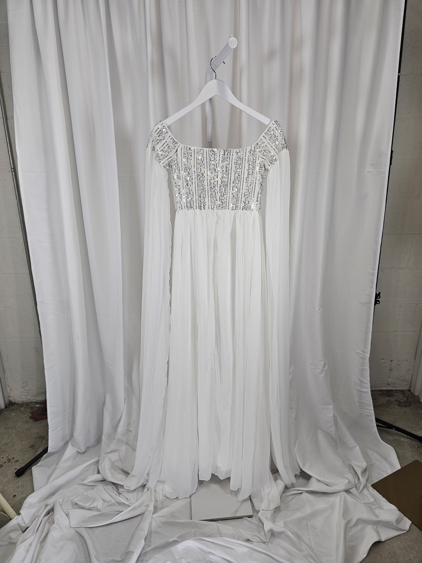 Enchanted Elegance: The Dreamy Off-Shoulder Maxi Dress