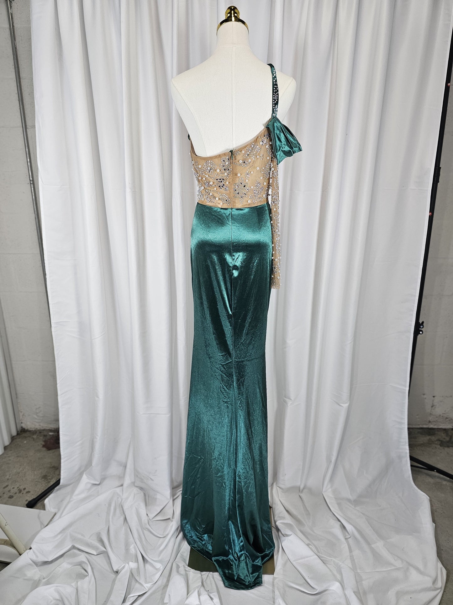 Glamour Unleashed: Sequined Emerald Dream Dress