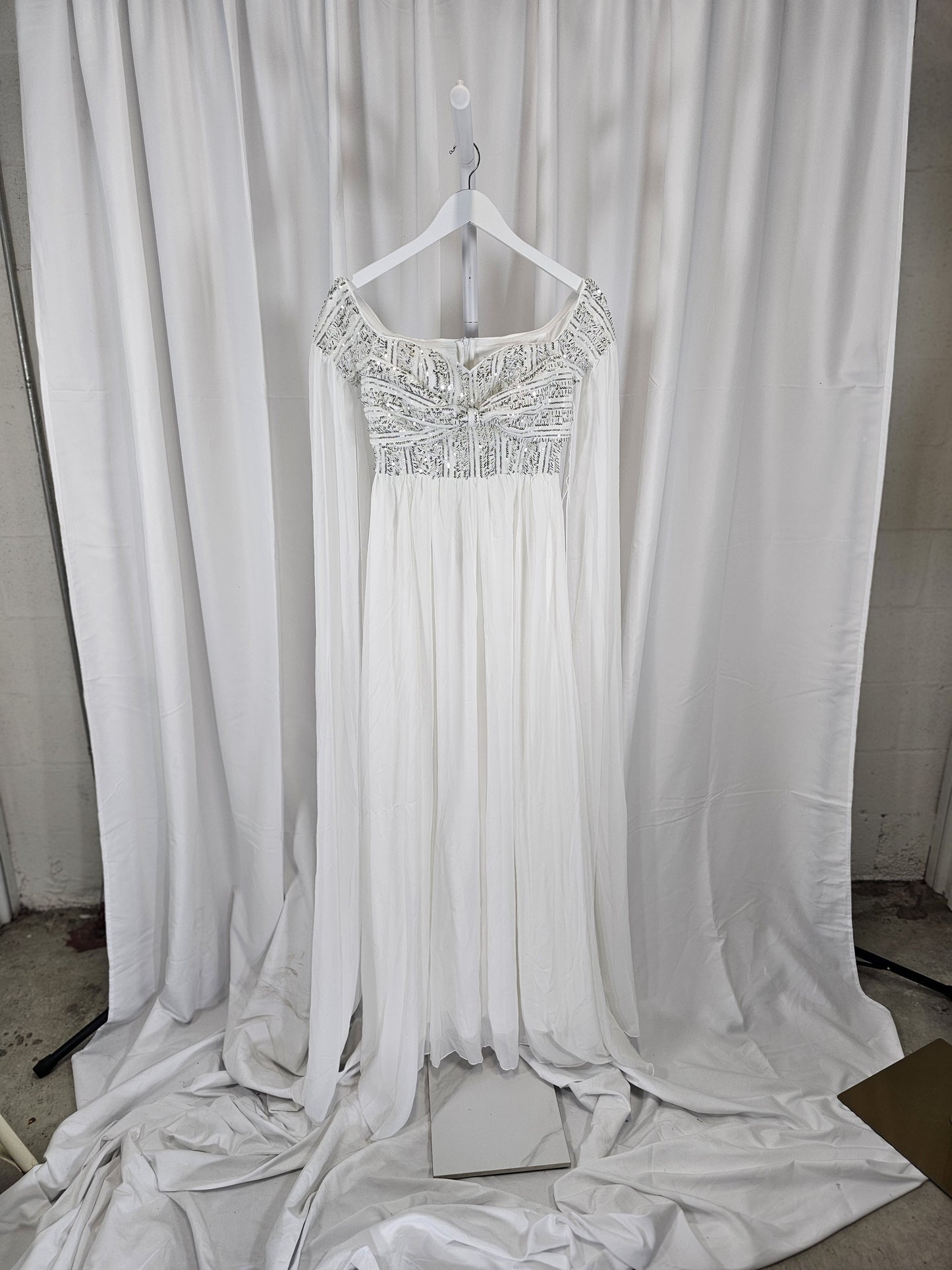 Enchanted Elegance: The Dreamy Off-Shoulder Maxi Dress