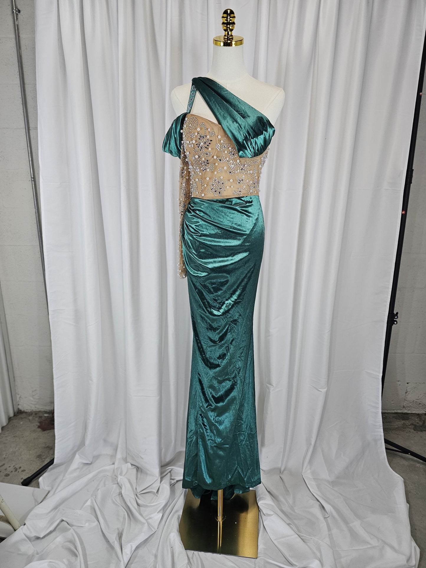 Glamour Unleashed: Sequined Emerald Dream Dress
