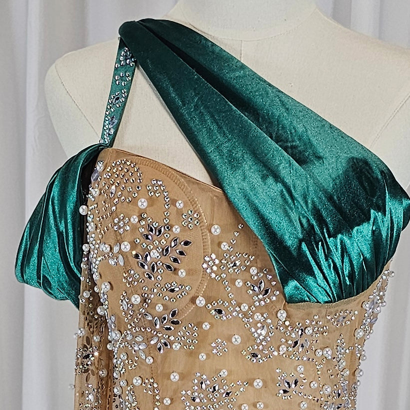 Glamour Unleashed: Sequined Emerald Dream Dress