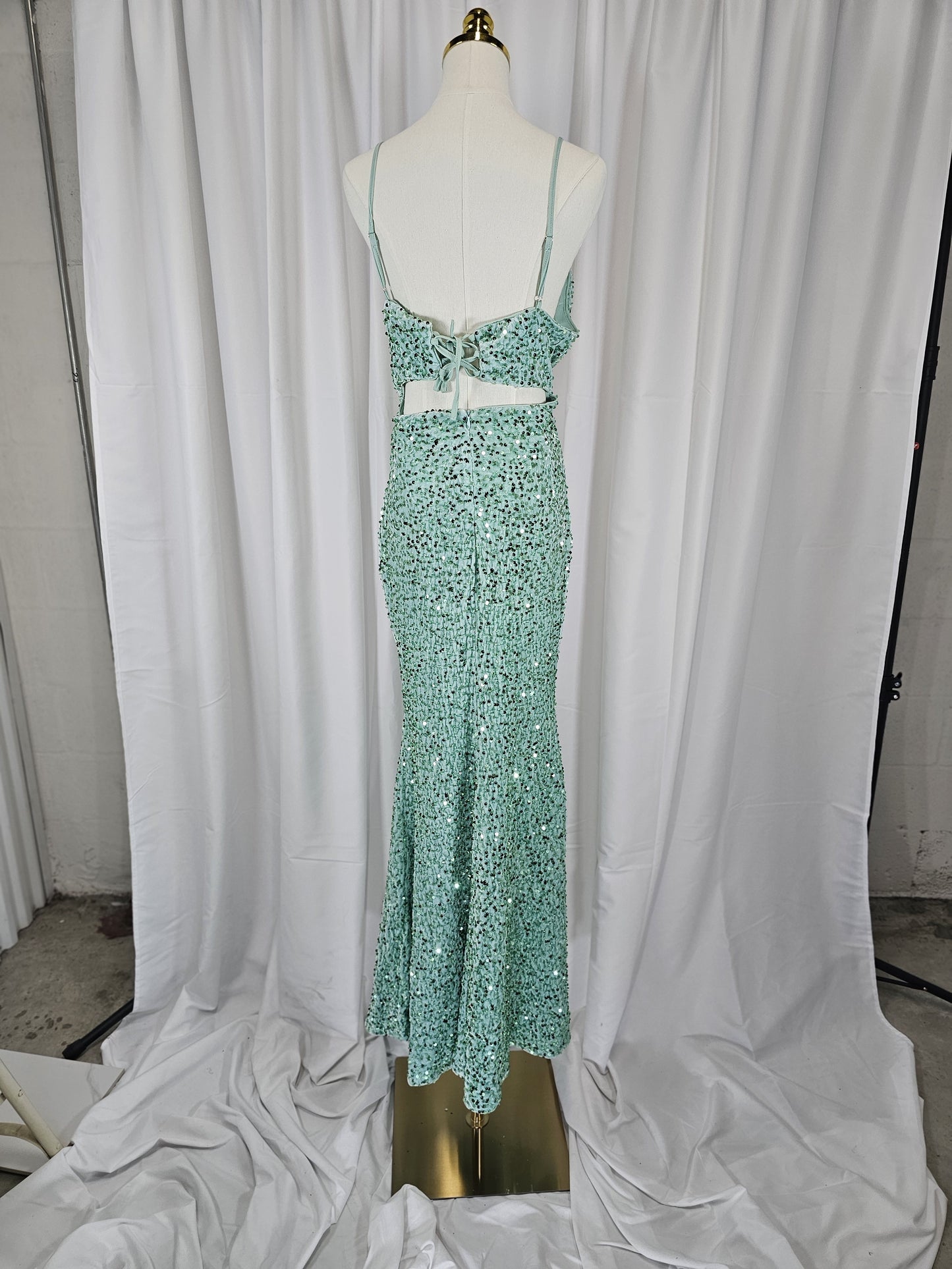 Aqua Shimmer Mermaid Gown: Dazzle & Dance the Night Away