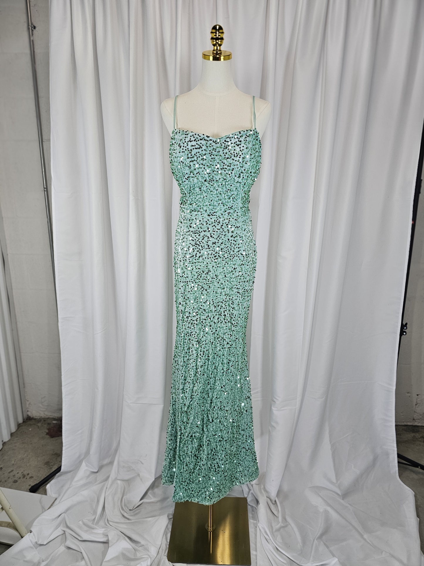 Aqua Shimmer Mermaid Gown: Dazzle & Dance the Night Away
