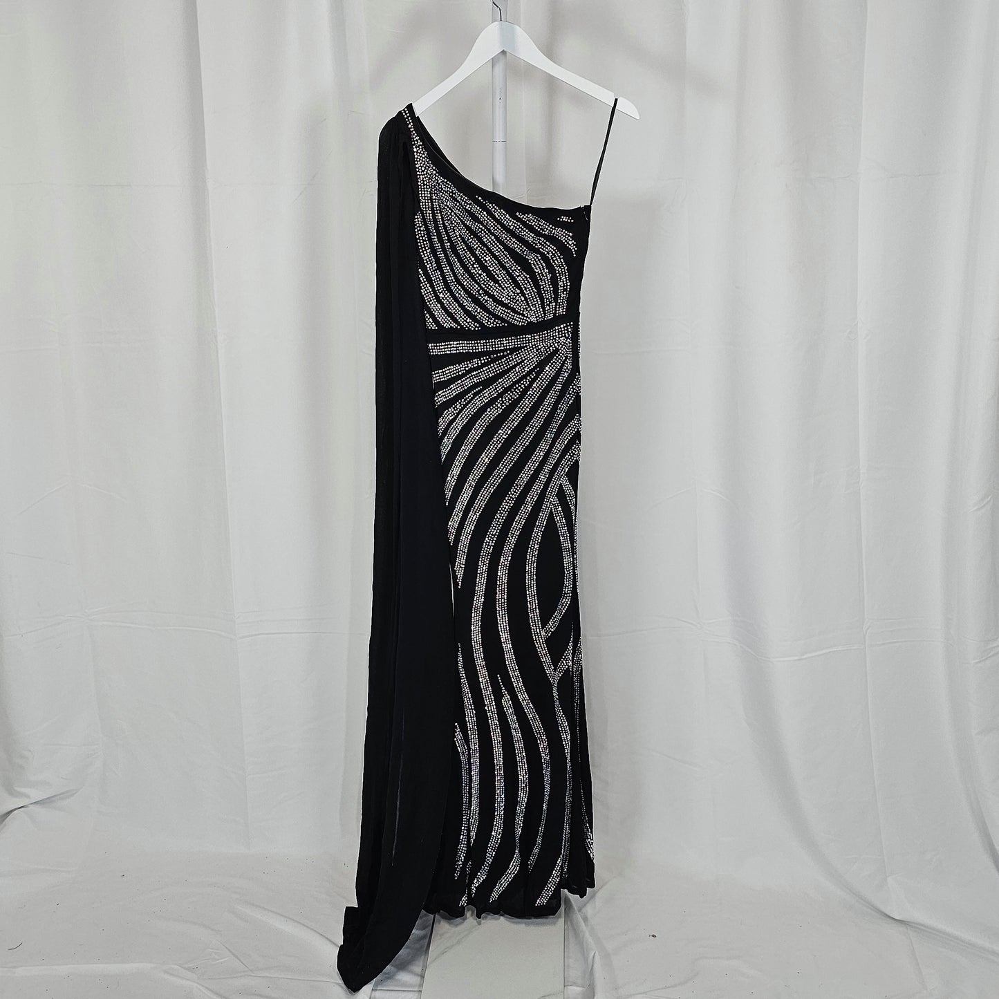 Glamour Wave: The One-Sleeved Stunner for Every Occasion