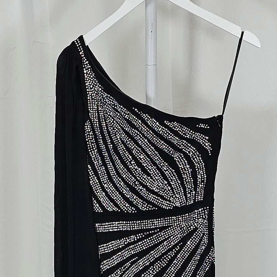 Glamour Wave: The One-Sleeved Stunner for Every Occasion